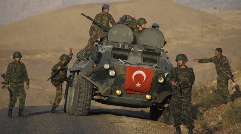 Τουρκία: 800 συλλήψεις από τον στρατό στα σύνορα με τη Συρία – Αφού έχει αφήσει να περάσουν 2 εκατ. Σύροι